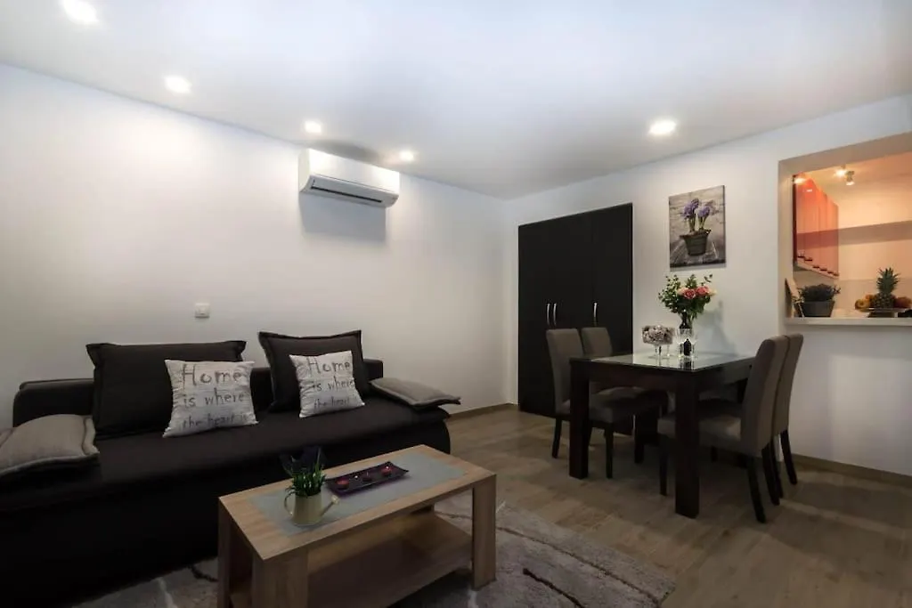 Wonderful Apartment Near City Center And Sea Split